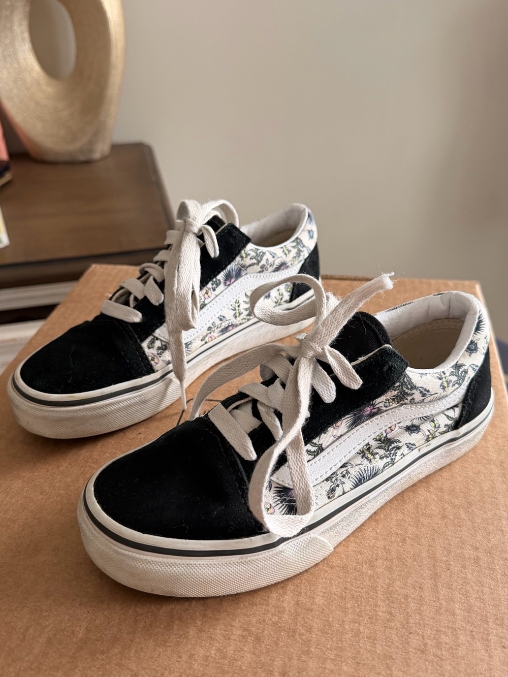 Vans Floral-Accent Black & White Low-Top kid’s Sneakers